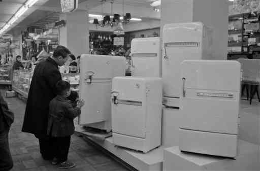 冷蔵庫の販売風景＝１９６０年
