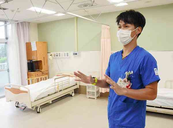新型コロナウイルスから回復後、入院が必要な患者を受け入れている東熊本第二病院。永田晃平副院長は「安全だと分かっていても、感染リスクゼロを目指した」と話す＝菊陽町