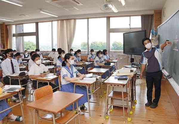 本年度から「チーム担任制」を全学年に拡大した熊本市立東野中。２週間前後でクラスの担任が交代する＝熊本市東区