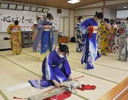 大会に向けて着装の練習をする２年生＝熊本市中央区