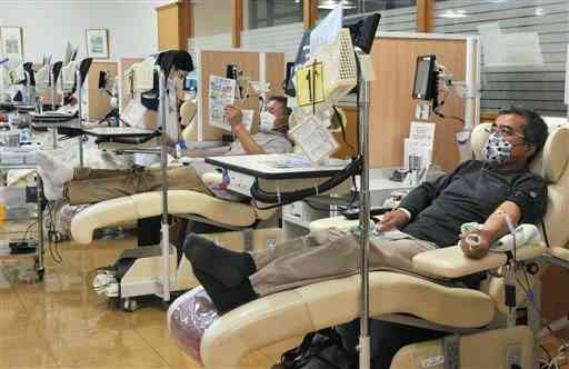 日赤プラザ献血ルームで献血する協力者＝４日、熊本市東区