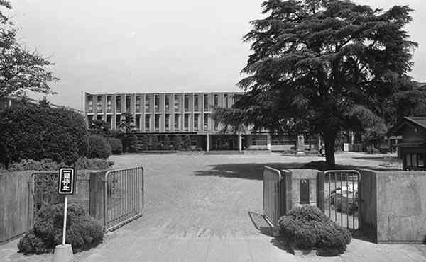 昭和４７年当時の済々黌正門と校舎