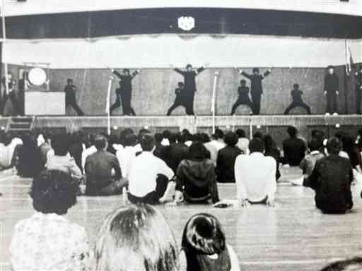 文化祭で演舞を披露する応援団＝１９７７年