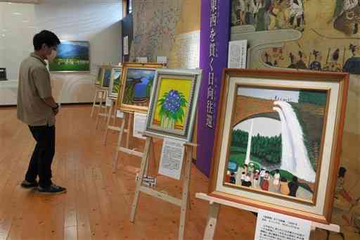 会場に展示されている「金陽会」メンバーが描いた作品＝山都町