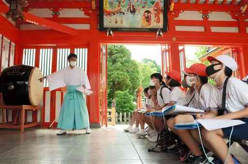 八代神社の歴史などについて学ぶ、宮地小と八代第八中の子どもたち＝八代市