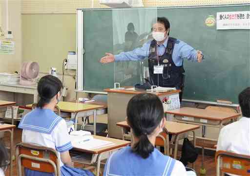 警察官の職業講話を聞く七城中の生徒たち＝菊池市