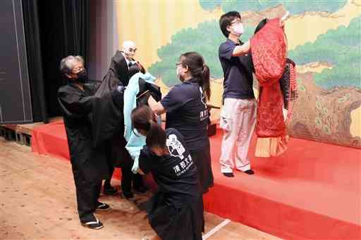 徳島市での公演へ向けて練習に励む清和文楽人形芝居保存会のメンバーら＝山都町