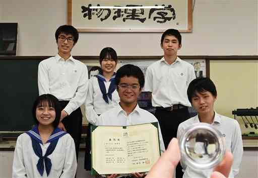 日本物理学会ジュニアセッションの優秀賞を受賞した宇土高科学部物理班。右下は研究に使ったプリズム＝宇土市