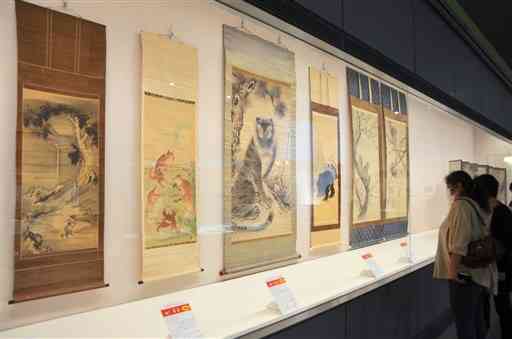 八代市立博物館で始まった「やつしろ美術動物園２」の会場。キツネやトラ、クマ、サルなどを描いた江戸時代の掛け軸が並ぶ＝八代市