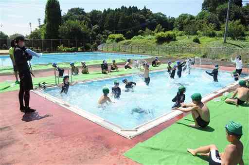 熊本市の学校プール再編のモデル事業候補となった田底小。築４０年のプールは老朽化が進み、漏水もみられる＝同市北区