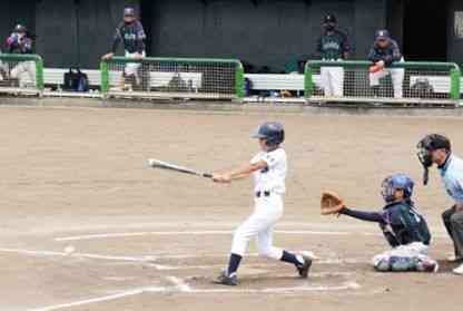 熊日城南地区学童軟式野球大会で、熱戦を繰り広げる選手たち＝八代市