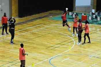 練習を公開したアンゴラのハンドボール女子代表チーム。１次リーグでは日本とも対戦する＝玉名市