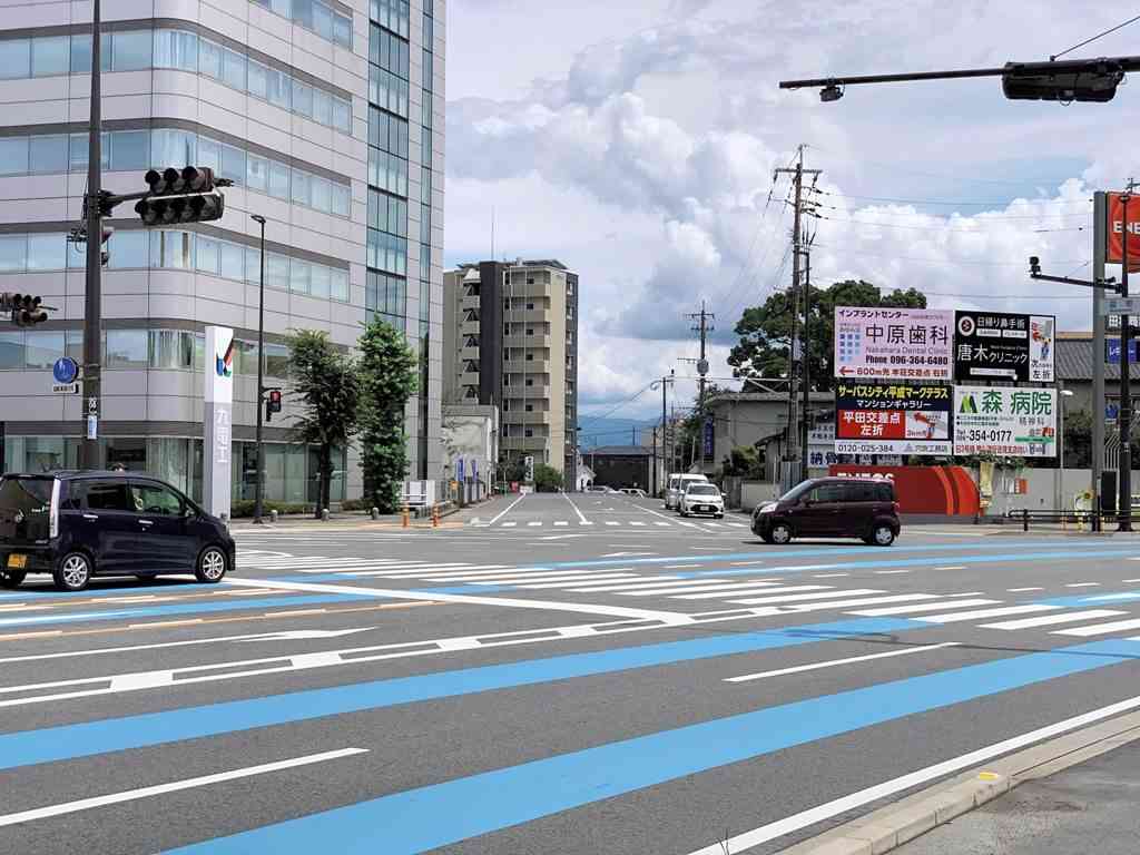 国道３号と産業道路の交差点から分岐する市道（写真奥）＝熊本市中央区