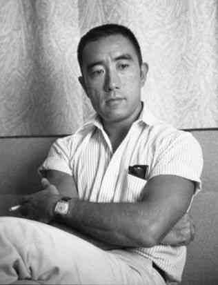 神風連の取材のため来熊し、熊日のインタビューに答える三島由紀夫＝１９６６年８月２９日、熊本市のホテル