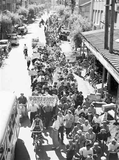 安保反対を叫んでデモ行進する県民総決起集会の参加者＝１９６０年５月、熊本市の銀座通り