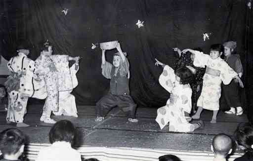 保育園のお遊戯会で「花咲か爺さん」を演じる＝１９５８（昭和３３）年