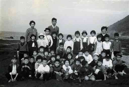 本荘小３年時の三角旅行で。後列左端が安富喜久先生。中列中央で前かがみのポーズが筆者