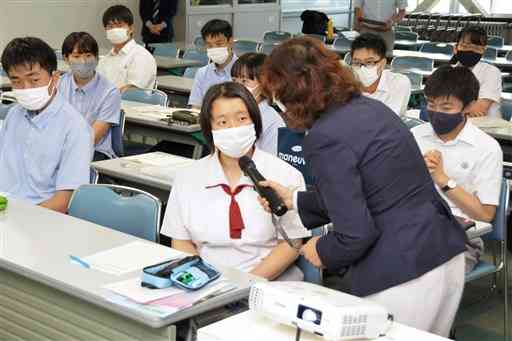 講師と意見交換する阿蘇地域３校の大学進学を目指す生徒たち＝阿蘇市