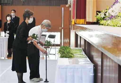 球磨村の７月豪雨災害犠牲者追悼式で献花する遺族ら＝１日午前、同村の球磨中（後藤仁孝）