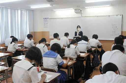 熊本ゼミナール健軍校の夏期講習に臨む受験生ら＝７月２６日、熊本市東区