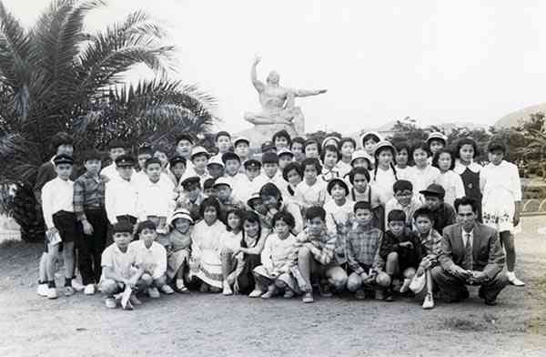 長崎・平和祈念像の前で。後列中央が山本美智子先生、前から２列目、左から４番目が筆者＝１９６３年５月