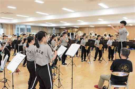 伝統の応援曲「新サンライズ」を練習する熊本工高の吹奏楽部員＝２日、熊本市中央区