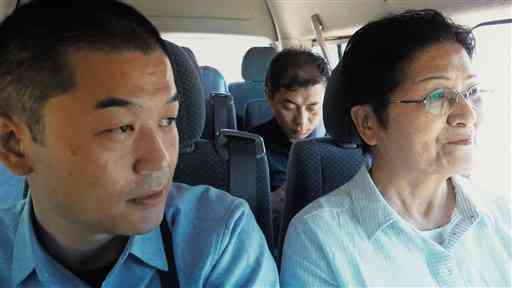北朝鮮を訪ねる林恵子さん（右）と次男の真義さん＝２０１８年６月、平壌郊外（日本電波ニュース社提供）