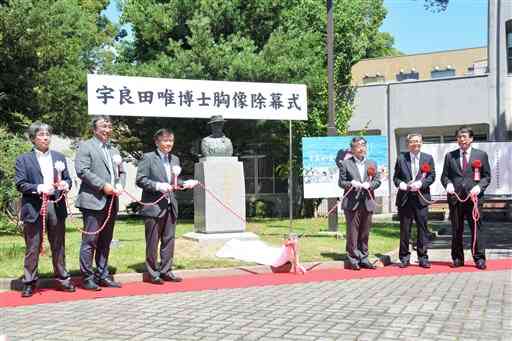 熊本大薬学部で大学関係者ら１３人が出席してあった宇良田唯の胸像除幕式＝熊本市中央区