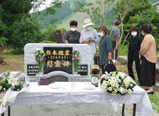 旧長陽西部小に建てられた熊本地震の犠牲者をしのぶ慰霊碑＝南阿蘇村