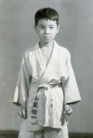 １９６０年９月に矢野道場に入門した。翌年８月、１０歳の誕生日に