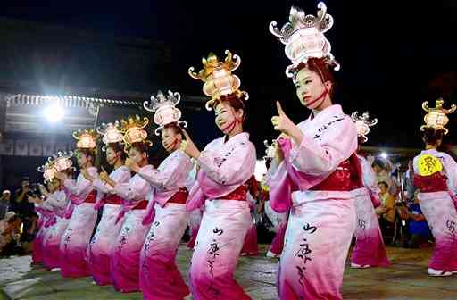 大宮神社の境内で、踊りを披露する灯籠踊り保存会の女性たち＝２０１９年、山鹿市（小野宏明）