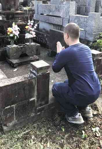 墓を掃除し、花を供えて手を合わせる墓参り代行業「お墓丸」の井上さん（提供写真）