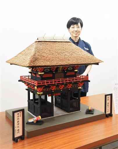 灯籠師の坂本ゆかりさんが制作した「青井阿蘇神社楼門」。かやぶき屋根の作品は約２０年ぶりという＝山鹿市