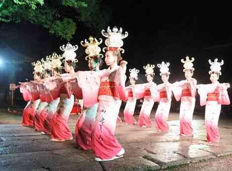 大宮神社の境内で奉納灯籠の舞を披露する山鹿灯籠踊り保存会の女性たち＝山鹿市