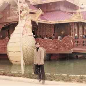 大阪万博のビルマ館（現ミャンマー）前で＝１９７０年
