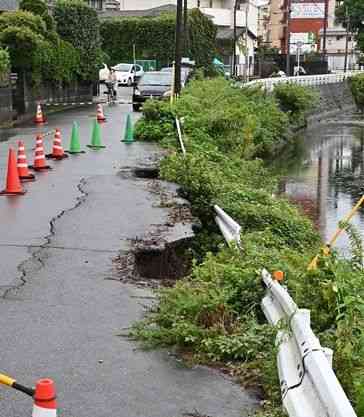 大雨で一部が崩落した大井手の護岸＝１８日午前１１時４０分ごろ、熊本市中央区（後藤仁孝）