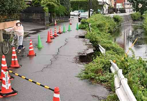 大雨で一部が崩落した大井手の護岸＝１８日午前１１時４０分ごろ、熊本市中央区（後藤仁孝）