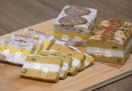 具材を練り込んだ３層のかまぼこでつくった「カマフィーユ」。欧風カレーチーズ（右）とサラミナッツの２種類がある