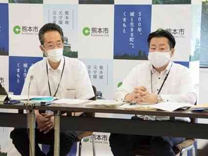 新型コロナウイルスに感染した男性が自宅療養中に死亡した経緯について説明する熊本市の担当職員＝２０日、熊本市役所（河内正一郎）