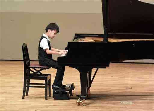 ２次予選を目指して演奏するピアノ部門小学生低学年１次予選の出場者＝熊本市中央区
