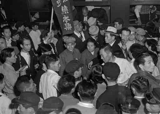 戦後、中国から帰国して熊本駅に到着した引き揚げ者たちの歓迎風景＝1954年10月