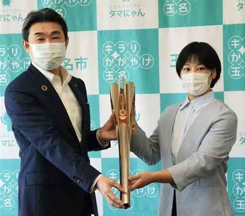 蔵原隆浩市長にトーチを寄贈した大野真子さん（右）。３年後のパリ五輪出場を目指している＝玉名市役所