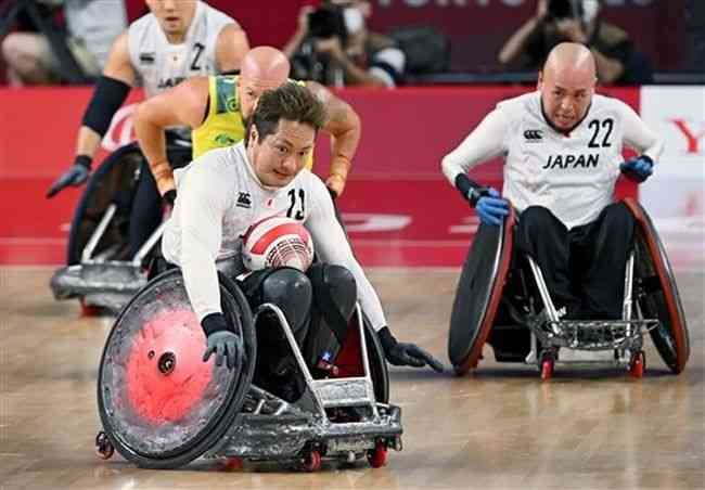 【車いすラグビー３位決定戦・日本－オーストラリア】第２ピリオド、敵陣にボールを運ぶ島川。右奥は乗松＝国立代々木競技場（高見伸）