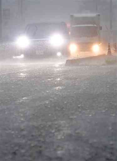 強い雨が降る中、国道３号を走る車両＝１４日午後６時１５分ごろ、山鹿市鹿北町（後藤仁孝）