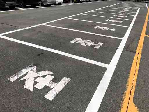 軽自動車専用駐車スペースを示す「圣」の文字が並ぶ商業施設の駐車場＝熊本市南区