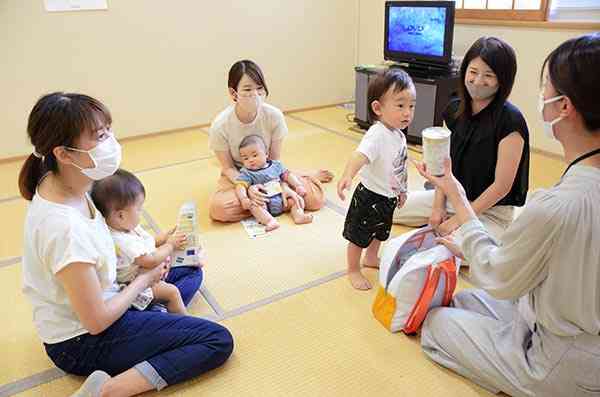 少人数に限定して開かれた春日校区の子育てサロン。コロナ禍で母親の孤立感が増す中、適切な支援が求められる＝７月中旬、熊本市西区