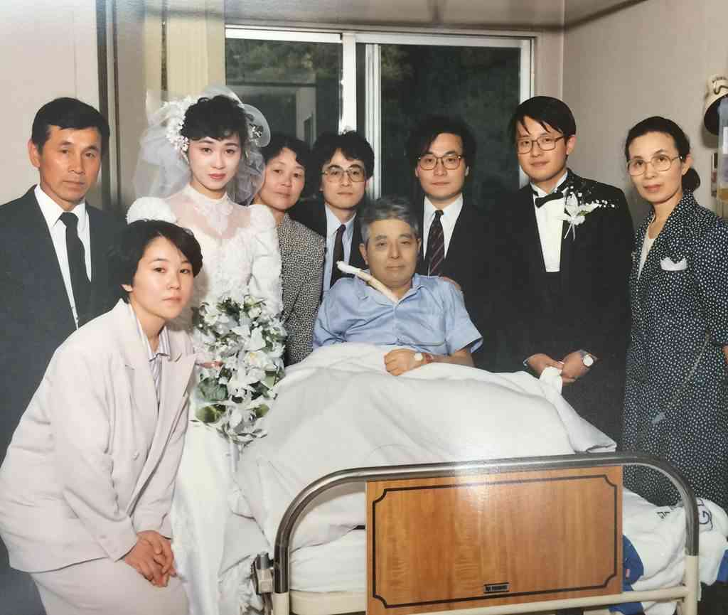 本庄弘次院長（右から２人目）が結婚式前、父の病室で撮影した記念写真。在宅医療は当時、一般的ではなかった＝１９８９年