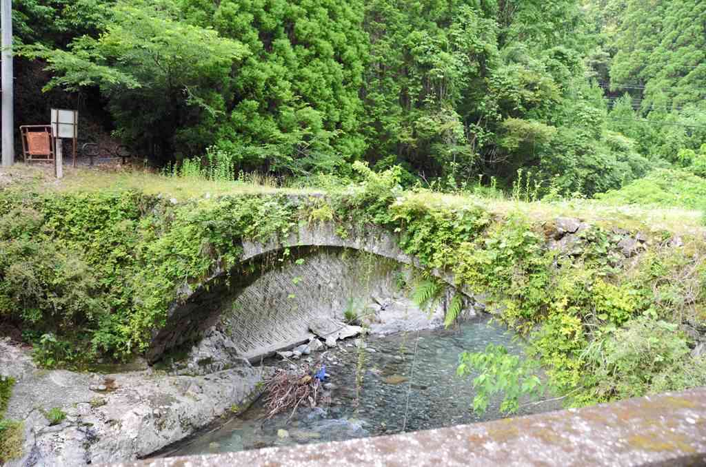 集落間の移動によく利用されていた鹿路橋＝八代市