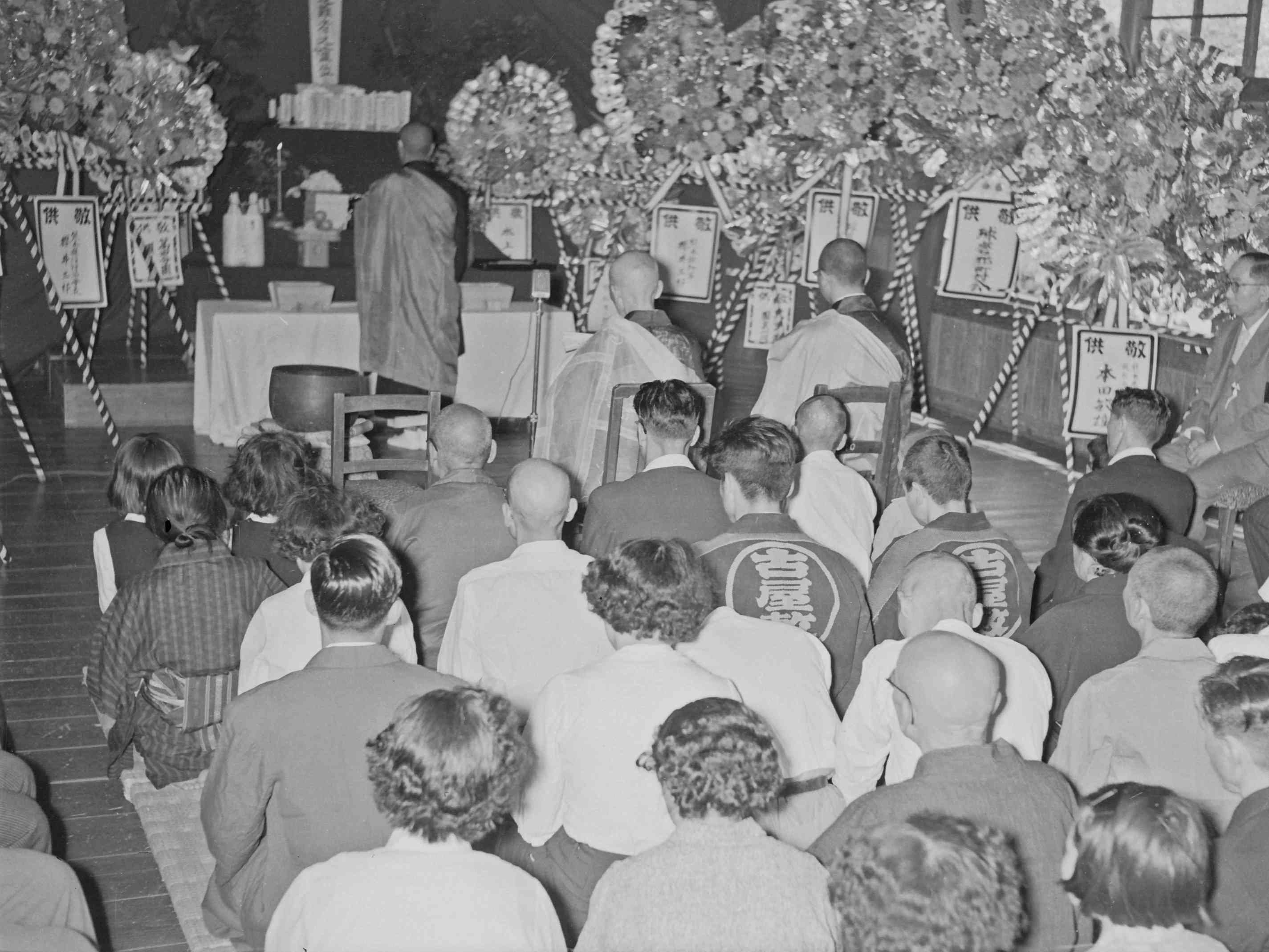 １９５４年、古屋敷小で開かれた水害犠牲者の慰霊祭	