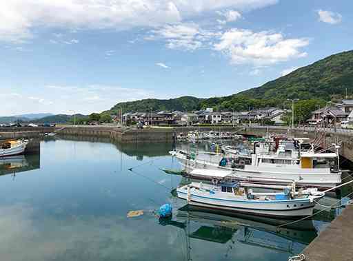 静かに時が流れていく宮田漁港の昼下がり